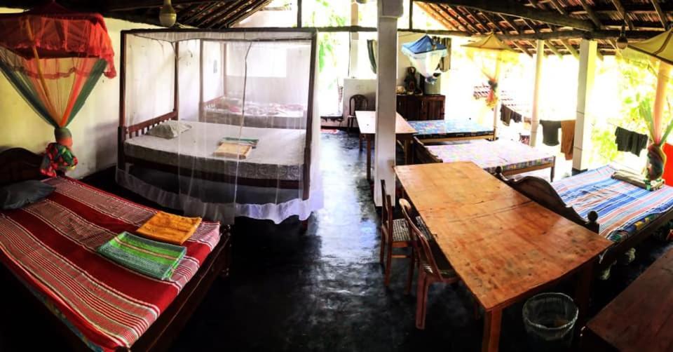Siri Medura Surf Yoga Meditation Guesthouse And Hostel Weligama Exterior photo